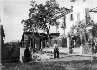 Grazia Colombo, Vista da via Castelletto, sulla destra l'entrata del Castello della Malanotte, Famiglia Lampugnani