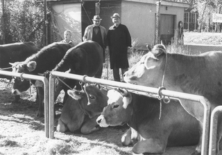 Ella Terrani 1942, Un giovanissimo Oliviero Terrani con il nonno Guerino Terrani (tutto a destra nella foto)